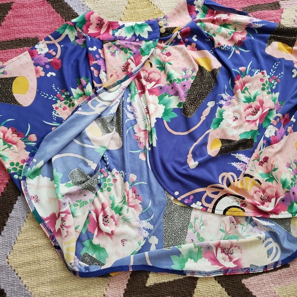 BCBG Max Azria Tulip Back Purple Floral Top - Picture 4 of 8